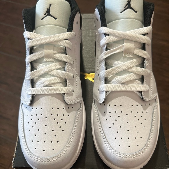 Brand new Air Force ones size 6 1/2 youth new in box - Picture 2 of 4